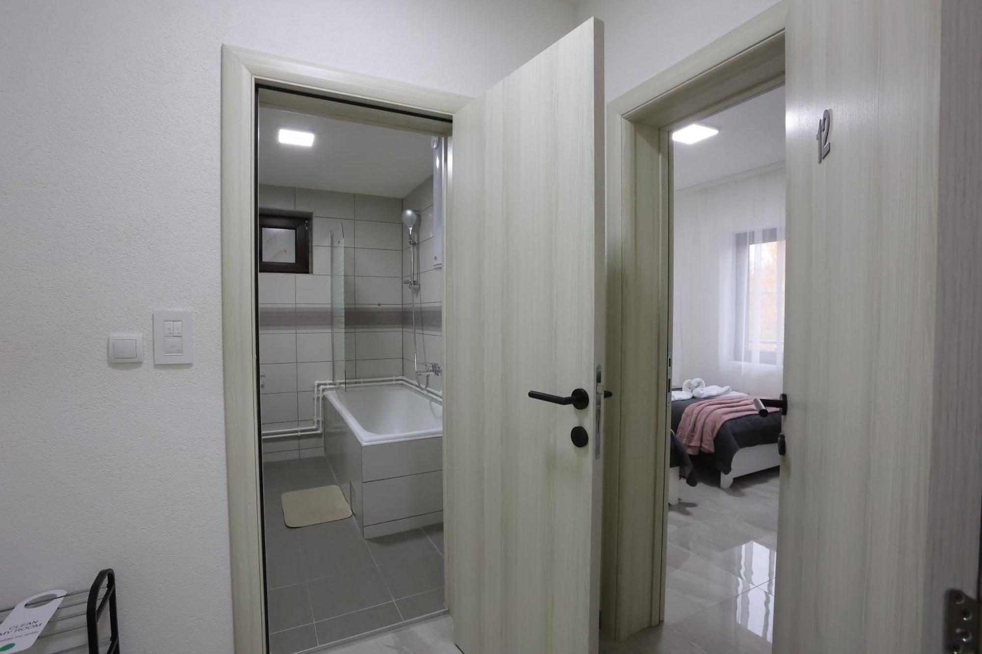 Ivan'S Guesthouse パラチン エクステリア 写真